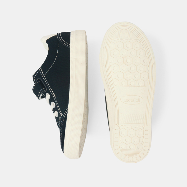 حذاء رياضي من القماش باللون الأسود للأولاد